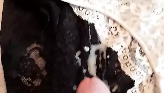 Cum üzerinde seksi iç çamaşırı