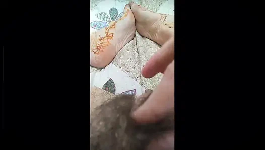 Ein dorfmädchen zieht schön ihre haarige muschi zu schöner musik