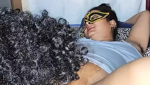 Очень горячая и симпатичная Alisha бхабхи лижет киску