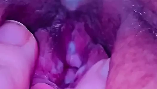 Schau zu, wie meine süße Muschi pisst (kein Audio)