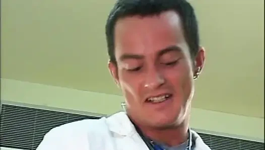 Büyük memeli güzel genç sarışın jinekolog tarafından sikiliyor ve götüne boşaltıyor