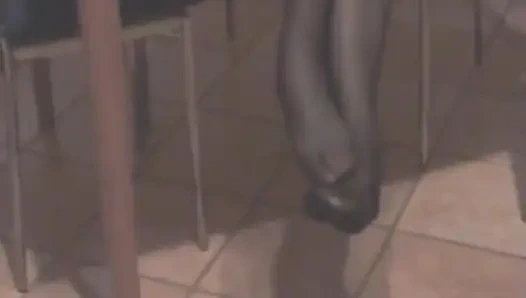 Schwarze strümpfe im schuhspiel