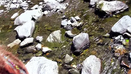 Wundervoller fick am fluss mit heißem schätzchen