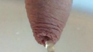 Nieobrzezany penis sika przez napletek w zwolnionym tempie