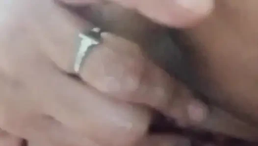 Götlü kendini tatmin etmek istiyor banyo yapıyor ve amını parmaklıyor