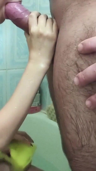 Leszopom a mostohaöcsém nagy farkát a fürdőszobában és hatalmas gecilövést a mellekre | Klip 1