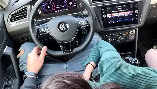 Mamada arriesgada y sexo en el coche
