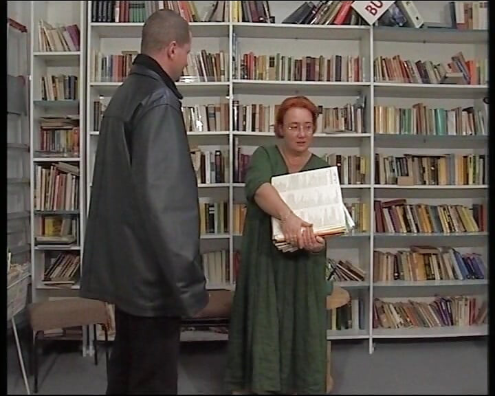 O curvă germană mare și frumoasă futută în bibliotecă
