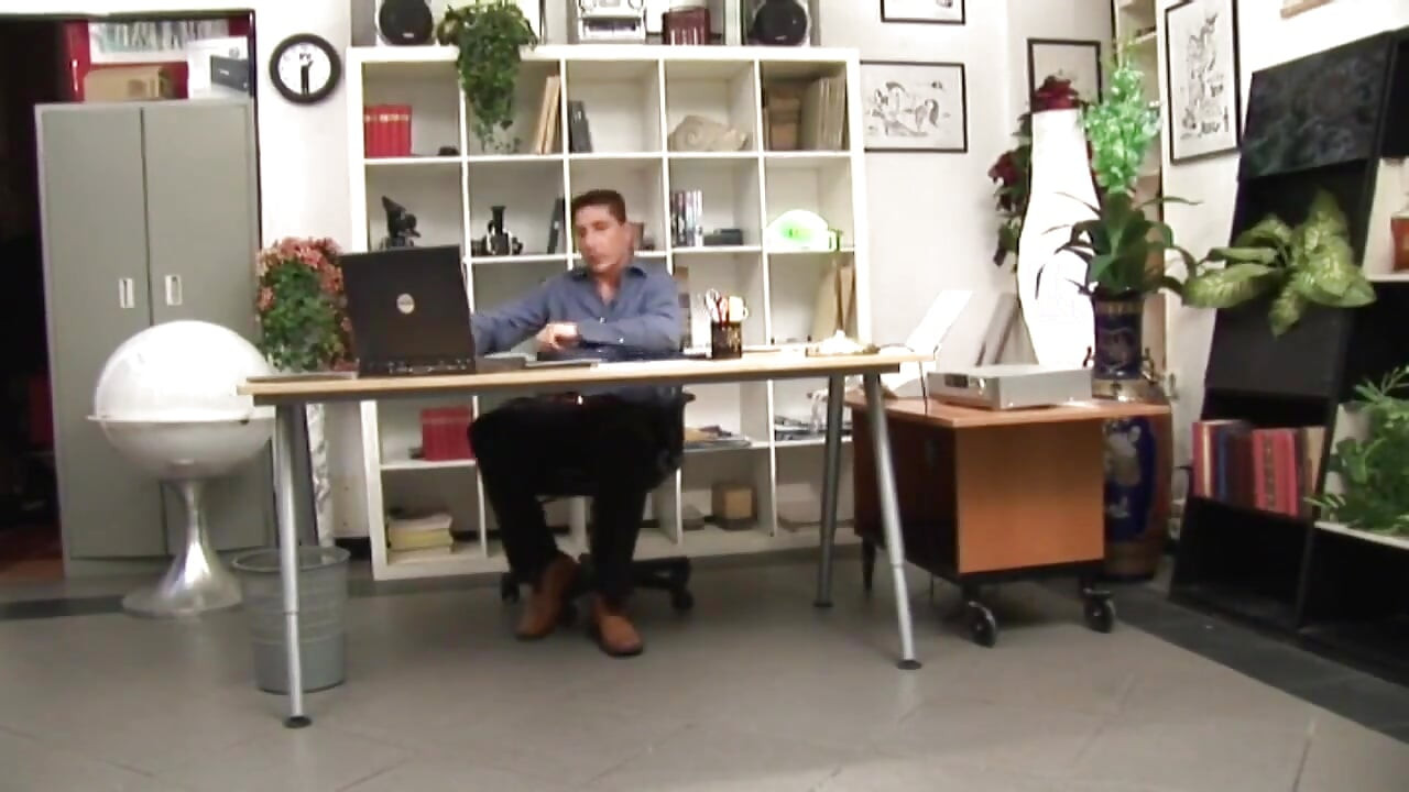 Na 50 chůvě stále miluje mladého obrovského ptáka!!