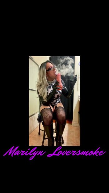 La trans Marilyn fume une pipe fétiche sur un énorme gode avec des bottes et des gants