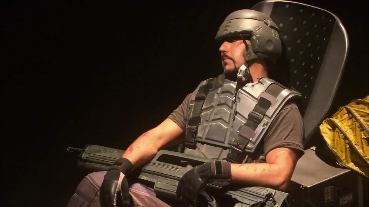 Dee在男人的屁股上插假阳具，而他则和Lana Moore做爱