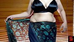 Esposa india caliente en sari sexy y blusa sin mangas - excitante y erótica - juego de tetas