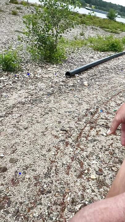 Colmek dan semburan sperma besar di pinggir sungai
