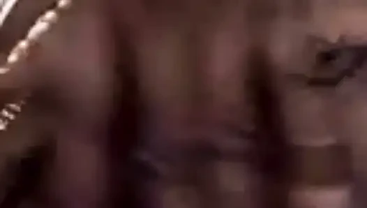 Sie spielt mit ihrer muschi, bis sie squirtet