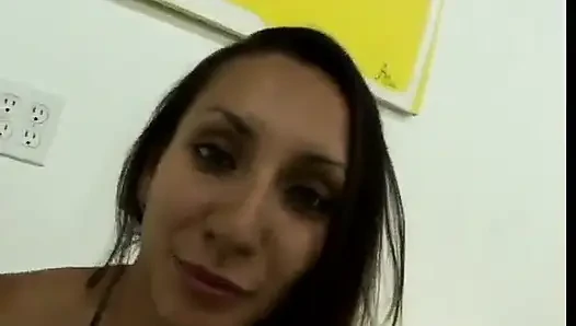 Cewek sepong kontol manis mengambil jus kontol di lubang bungnya