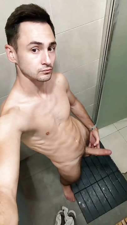 Pós-treino, chuveiro masturbando