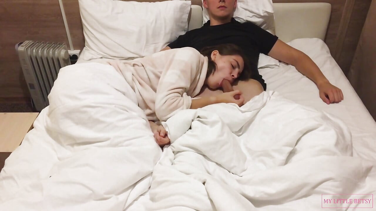 영화를 보면서 편안한 집에 오럴하는 섹시녀