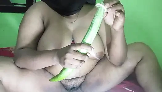 Aku mengeluarkan jus vagina dengan jarum suntik.