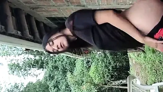 Yulieth gomez lagi asik muasin memeknya sendirian di taman