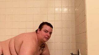Mostrando el vientre gordo en la ducha