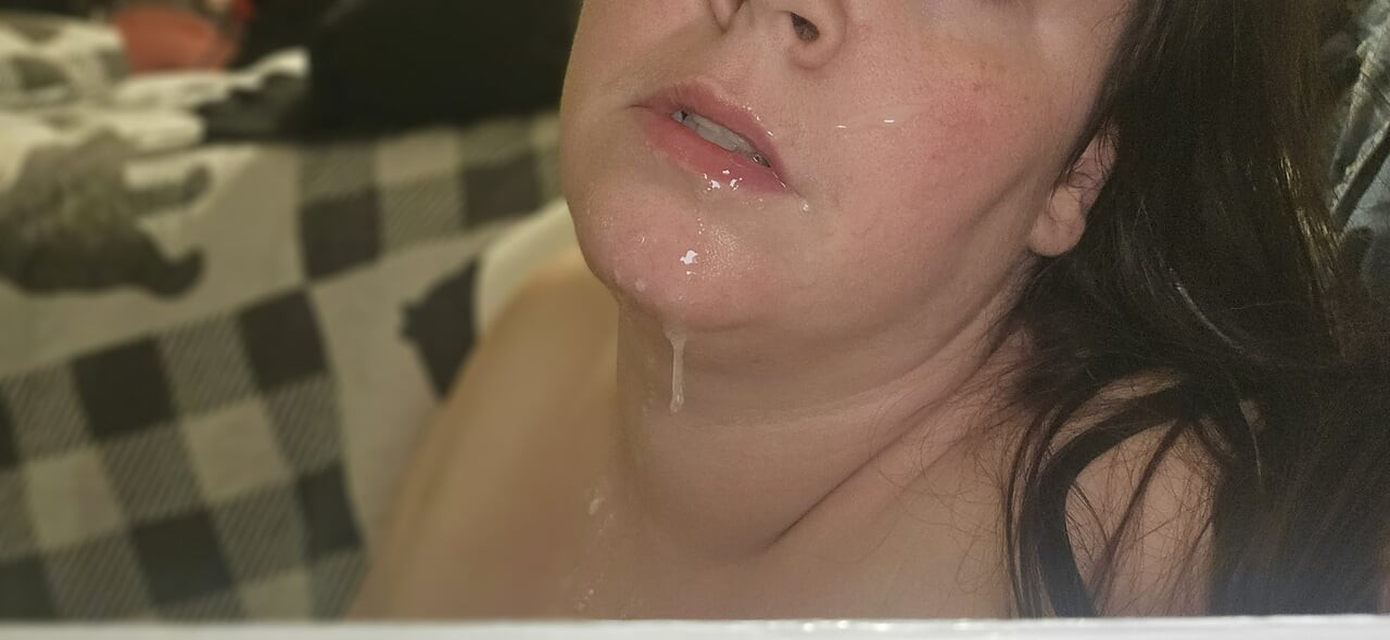 Debeljuškasta MILF puši veliki kurac dok ne svrši po cijelom licu žene s velikim teretom