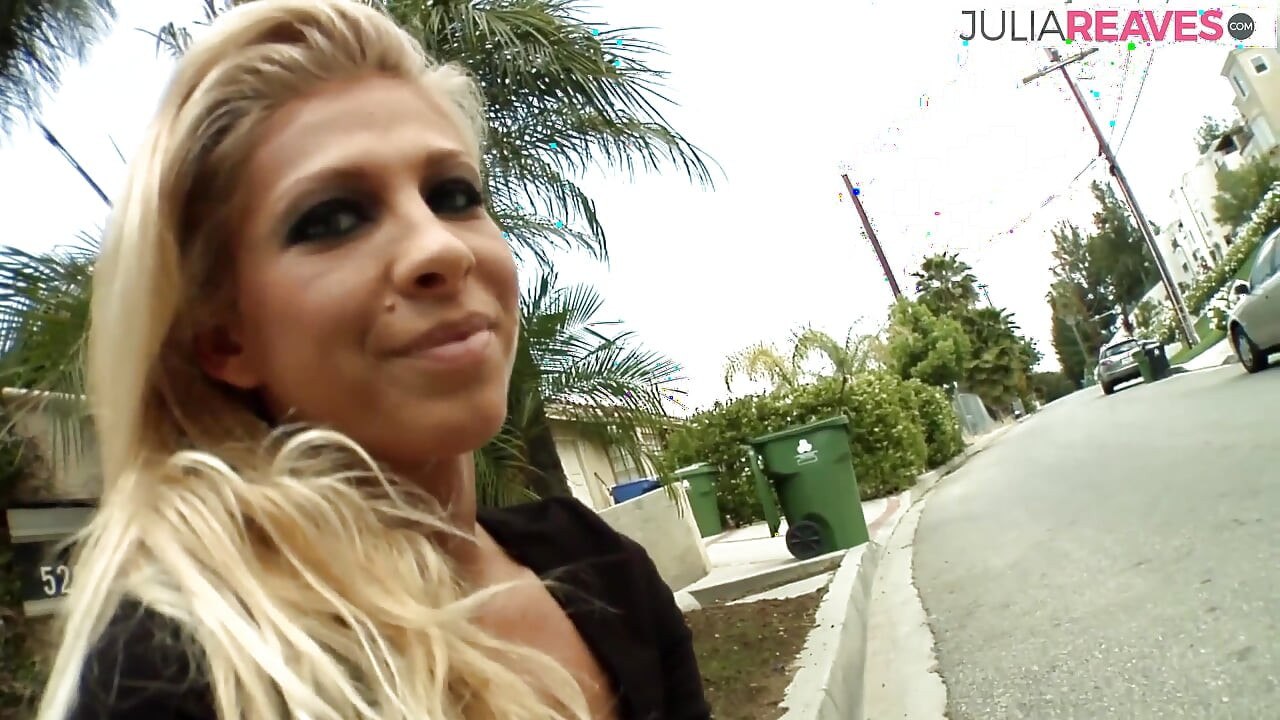 La ragazza ebano si gode una scopata profonda in entrambi i buchi da un dildo mostruoso