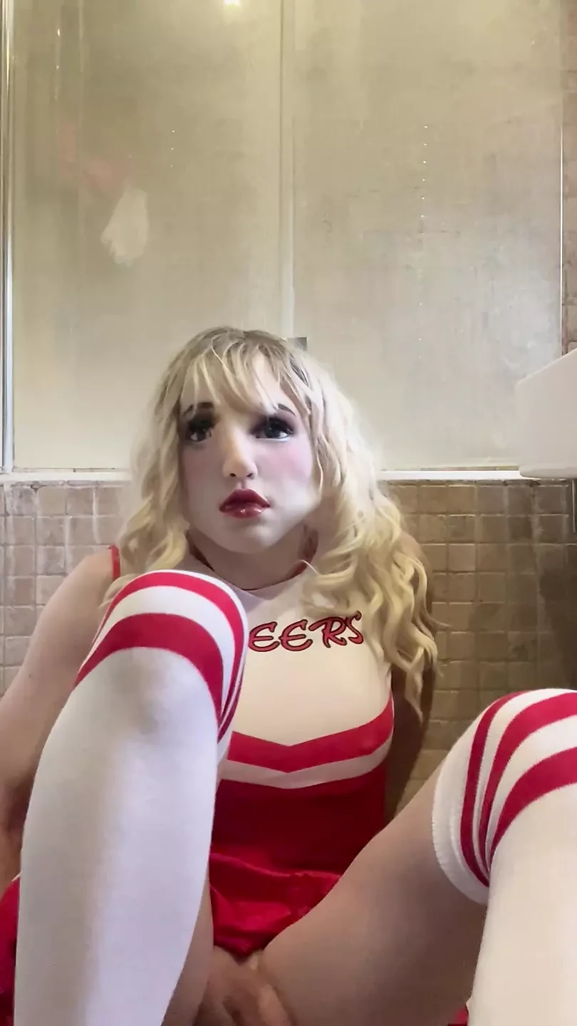 Sissy navijačica jebe svoj dildo
