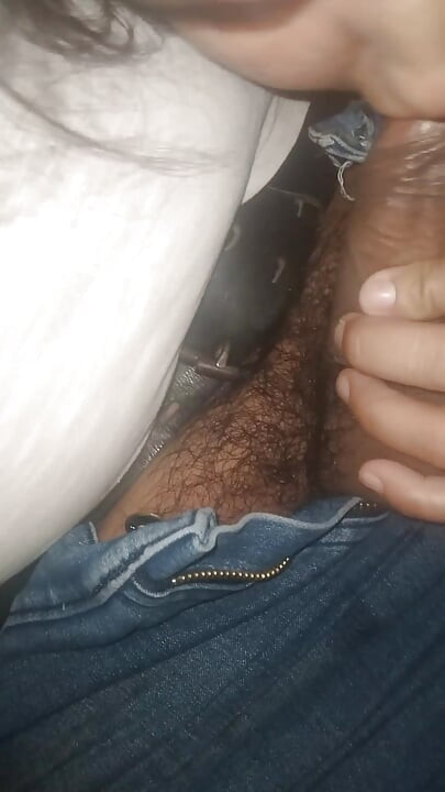 Arrebatado chupando polla en el jeep, semen en la boca