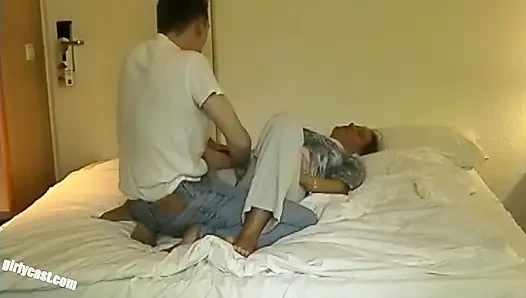 Kerstin casting on the bed