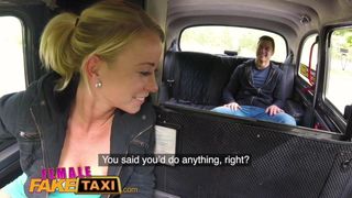 Vrouwelijke nep -taxi hete blondine zuigt en neukt Tsjechische pik