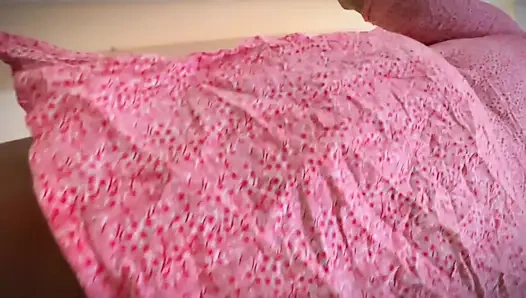 Sexy hübsches mädchen aus mumbai putzt ihr zimmer ohne hose und sie versucht, ihn zu verführen, um harten sex zu bekommen