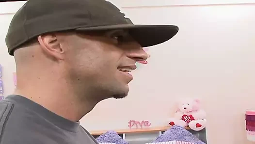 Свежей девушке Kissy Kapri, блондинке-шлюшке трахают ее киску