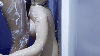 Şişme bebeğimle otel banyosunda banyo yapıyorum.