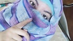 Real mãe árabe gostosa em hijab masturba sua buceta muçulmana esguichando na webcam - esguicho duro de orgasmo