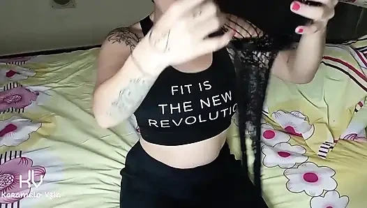 Üvey babamın sert yarağına karşı koyamıyorum, onu sert emdim ve yüzüme boşalmasını istedim