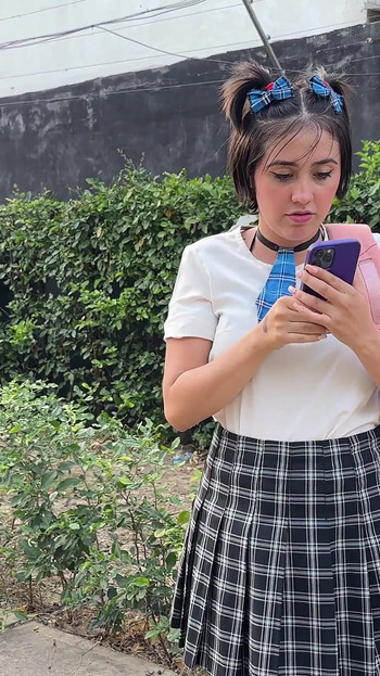 मैं कॉलेज से भाग जाती हूं और सख्त सेक्स करने के लिए अपने प्रेमी के घर जाती हूं और अपने मासूम चेहरे पर वीर्य छोड़ती हूं