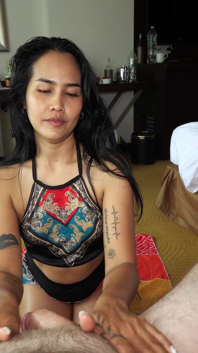 Bini MILF Thai berpantat besar blowjob sudut pandangan pertama yang menakjubkan untuk suami putih | Klip 1