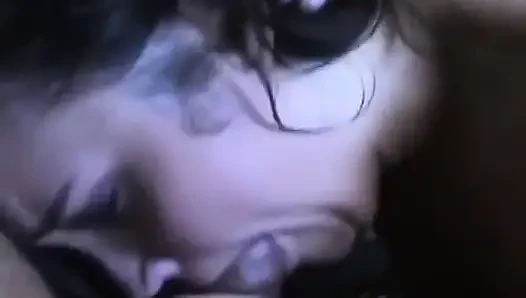 Возбужденный воробей глубоко заглатывает большой дон