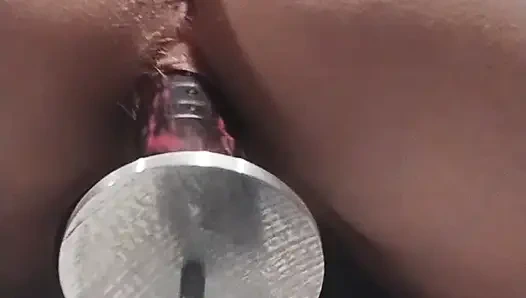 Amcığımı esneten sikiş makinemin arkasında bakış açısı