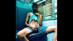 インドの列車のパパは公共の場でセックスを望んでいます