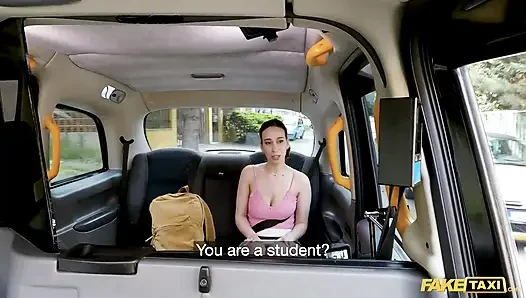 Aku menawarkan siswa Prancis tumpangan gratis untuk payudaranya - fake taxi