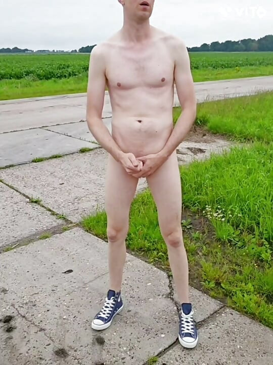 Veřejný čůrák chodí a stříká vedle silnice