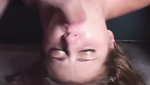 Cewek cantik asal prancis ini wajahnya dientot