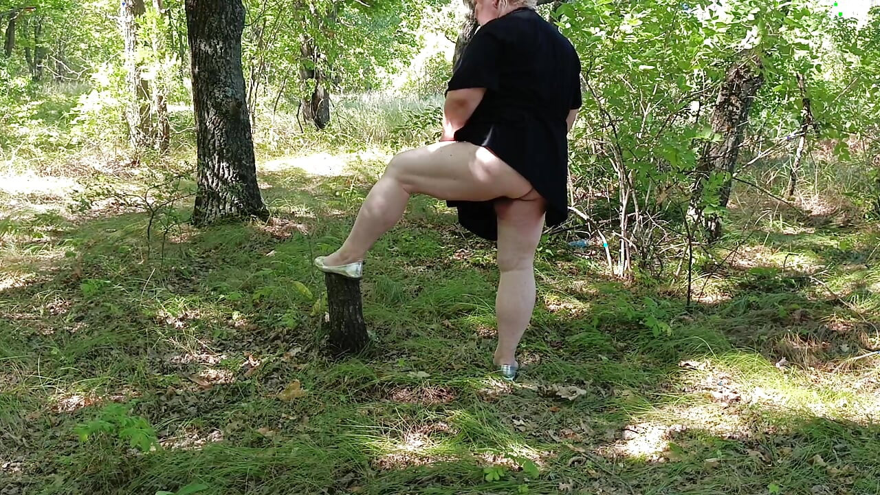 girlfriend in the park masturbates her pussy to a powerful squirt