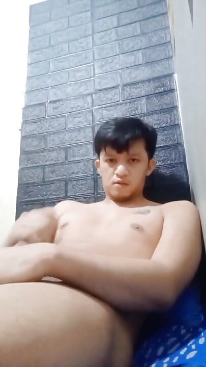 Twink Asiatique Excité Travaille Sa Bite Dure Jusqu’à Jouir