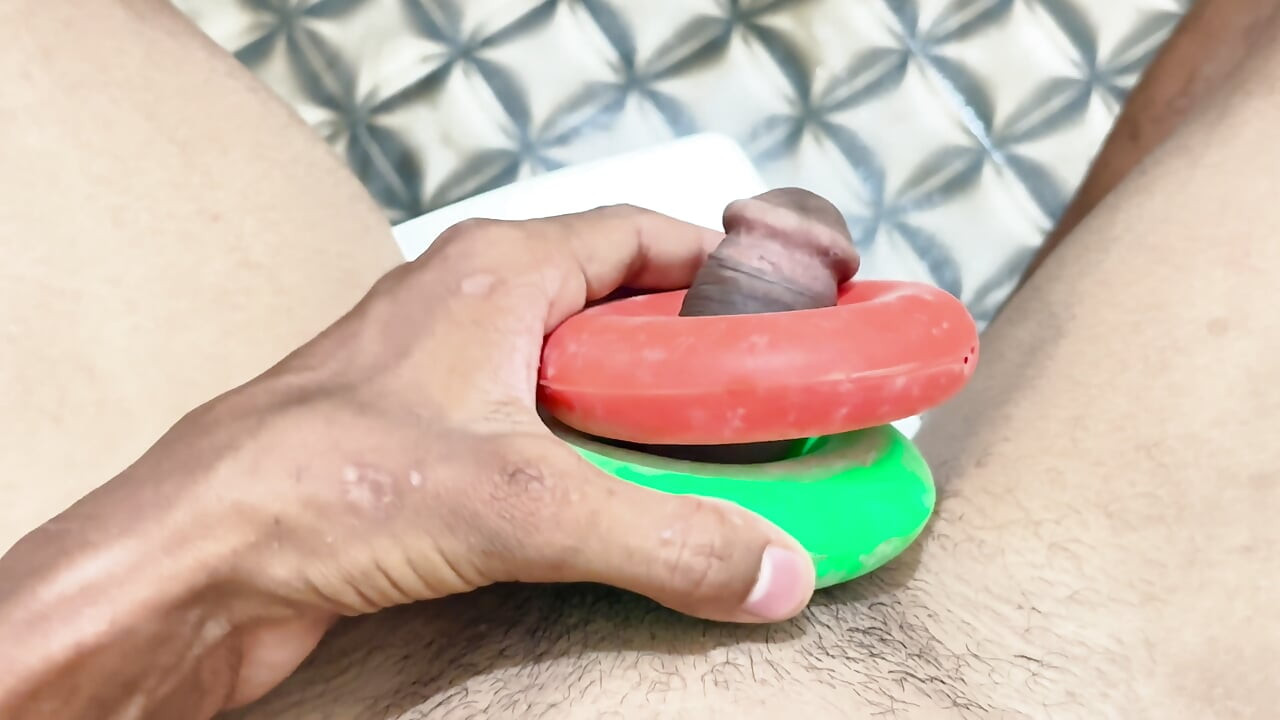 Hintli trans kadın banyoda ustalık yapıyor