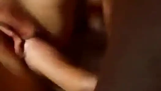 Yarak bu seksi sarışının tıraşlı amını dolduruyor