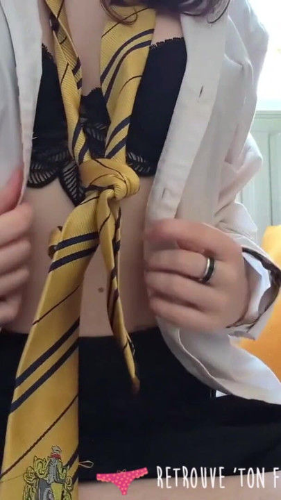Vends-Ta-Culotte - סטודנטית צרפתייה צעירה ויפה מתחרמת בזמן קריאת ספר ומסיימת מאוננת עד אורגזמה | קליפ 1