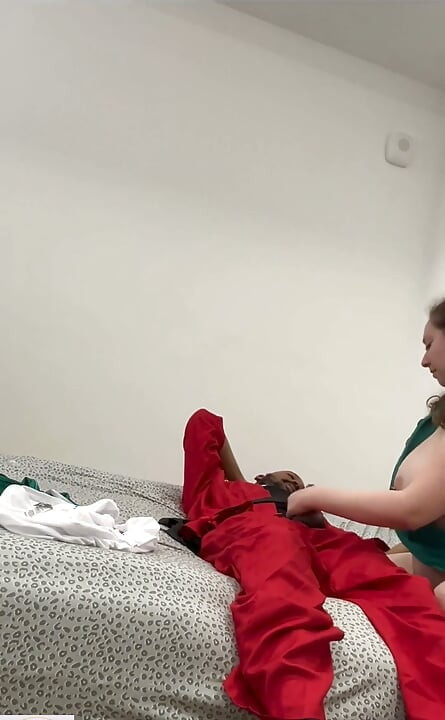 Chica exploradora se encuentra con Jones con mosca del dragón