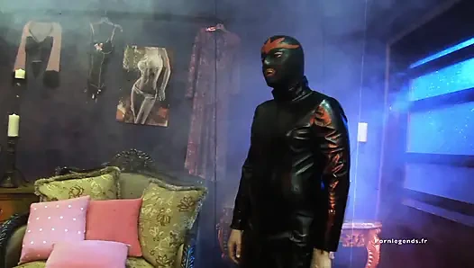 Alexis Texas и Shyla Stylez трахают хуй этого старого мужика через его кожаные шапки (4K)